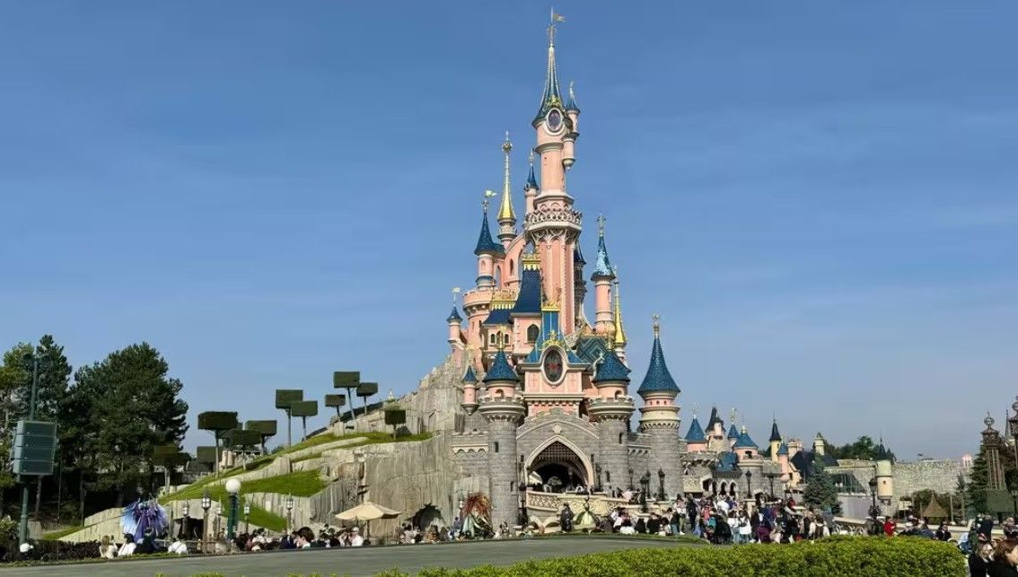 Scandale à Disneyland : un adultère avec une enfant déclenche l’arrestation d’un suspect britannique