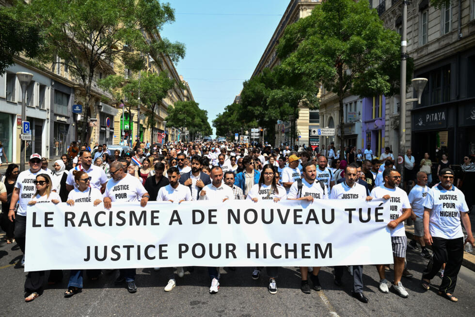 MARCHÉ BLANCHE EN HOMMAGE À UNE VICTIME DE RACISME : UN MEURTRE DÉCHIRANT ET DES INVESTIGATIONS CONTROVERSÉES