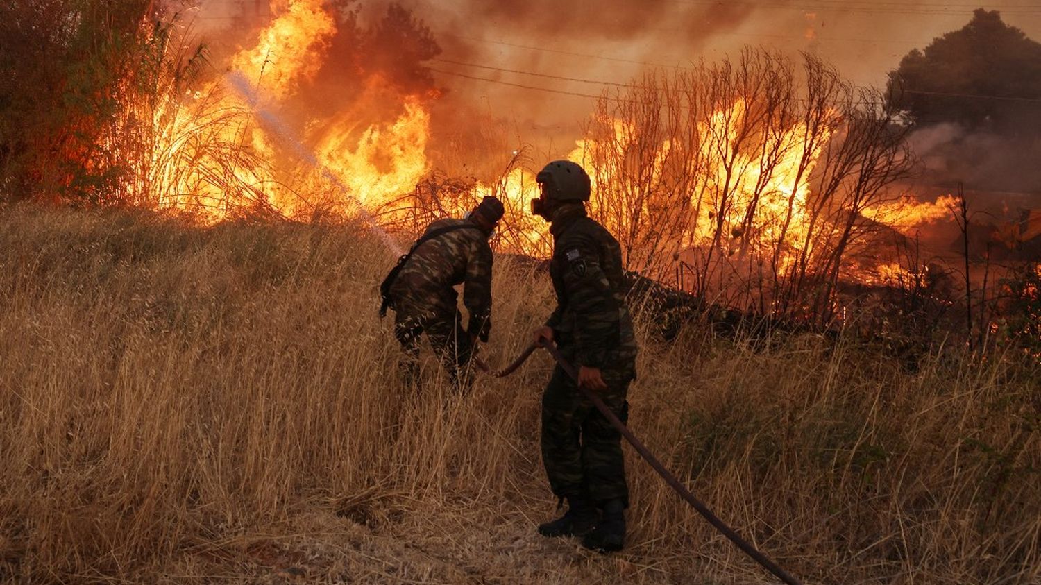 Incendies dévastateurs dans le sud de la Grèce : les pompiers luttent contre un danger persistant