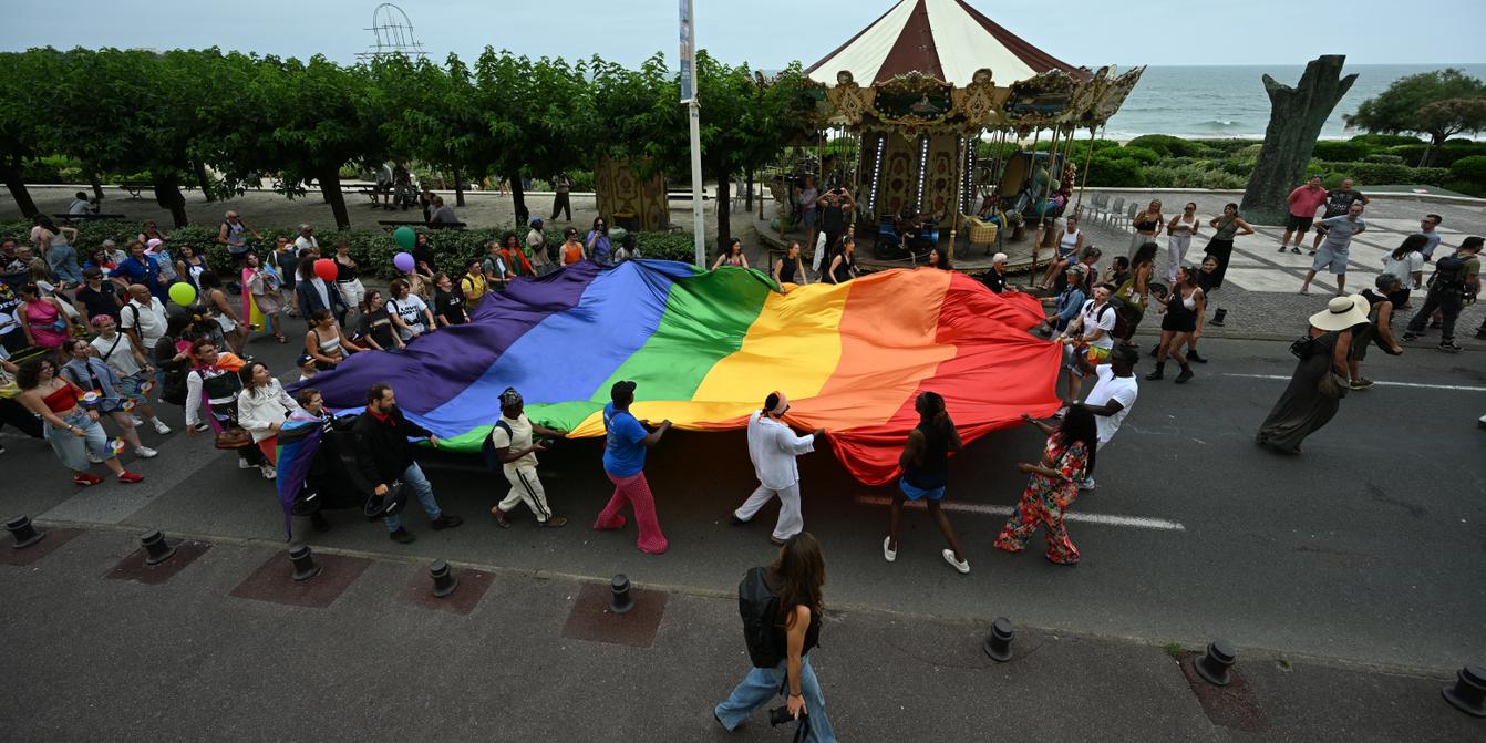 L’ÉVÉNEMENT DE LA MARCHE DES FIERTÉS SE TRANSFORME EN CHAOS : UN GROUPE D’EXTRÊME DROITE S’INVITE ET L’ARMÉE FRANÇAISE EST ÉTROITEMENT IMPLIQUÉ