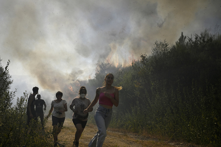 LE FEU ET LA COLÈRE : DES HABITANTS ESPAGNOLS ACCUSENT LES AUTORITÉS DE L’INCOMPÉTENCE