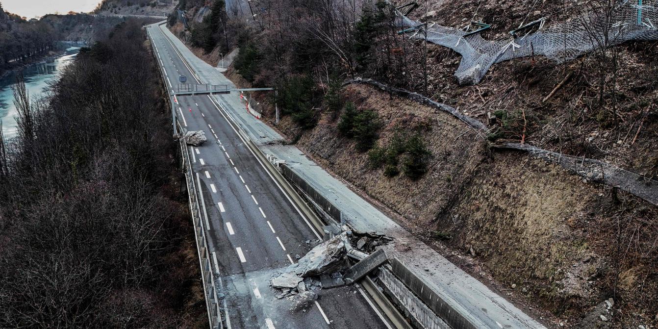 Tragique éboulement en Haute-Savoie : deux vies perdues et une route décriée