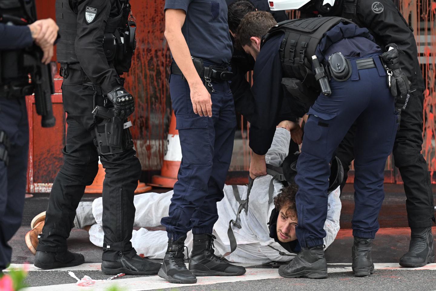 Une agression violente contre des policiers par des criminels sans scrupules
