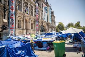 Paris : Les familles de migrants expulsées pour accueillir des journalistes de gauche