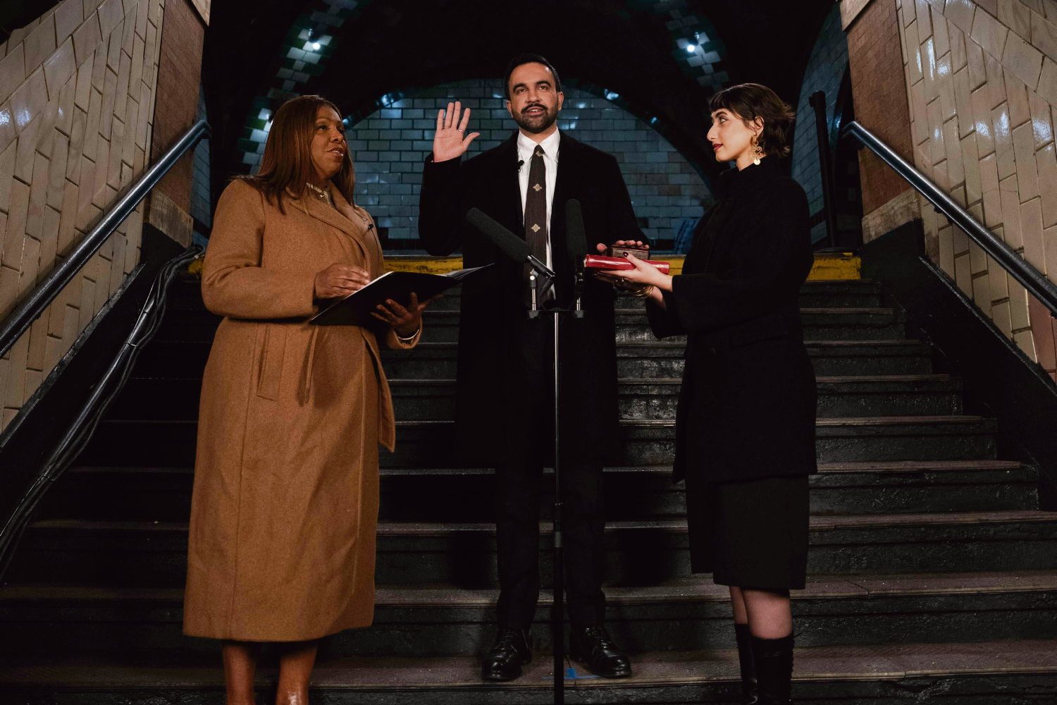 Zohran Mamdani, premier maire musulman de New York, prête serment sur un Coran dans une cérémonie symbolique