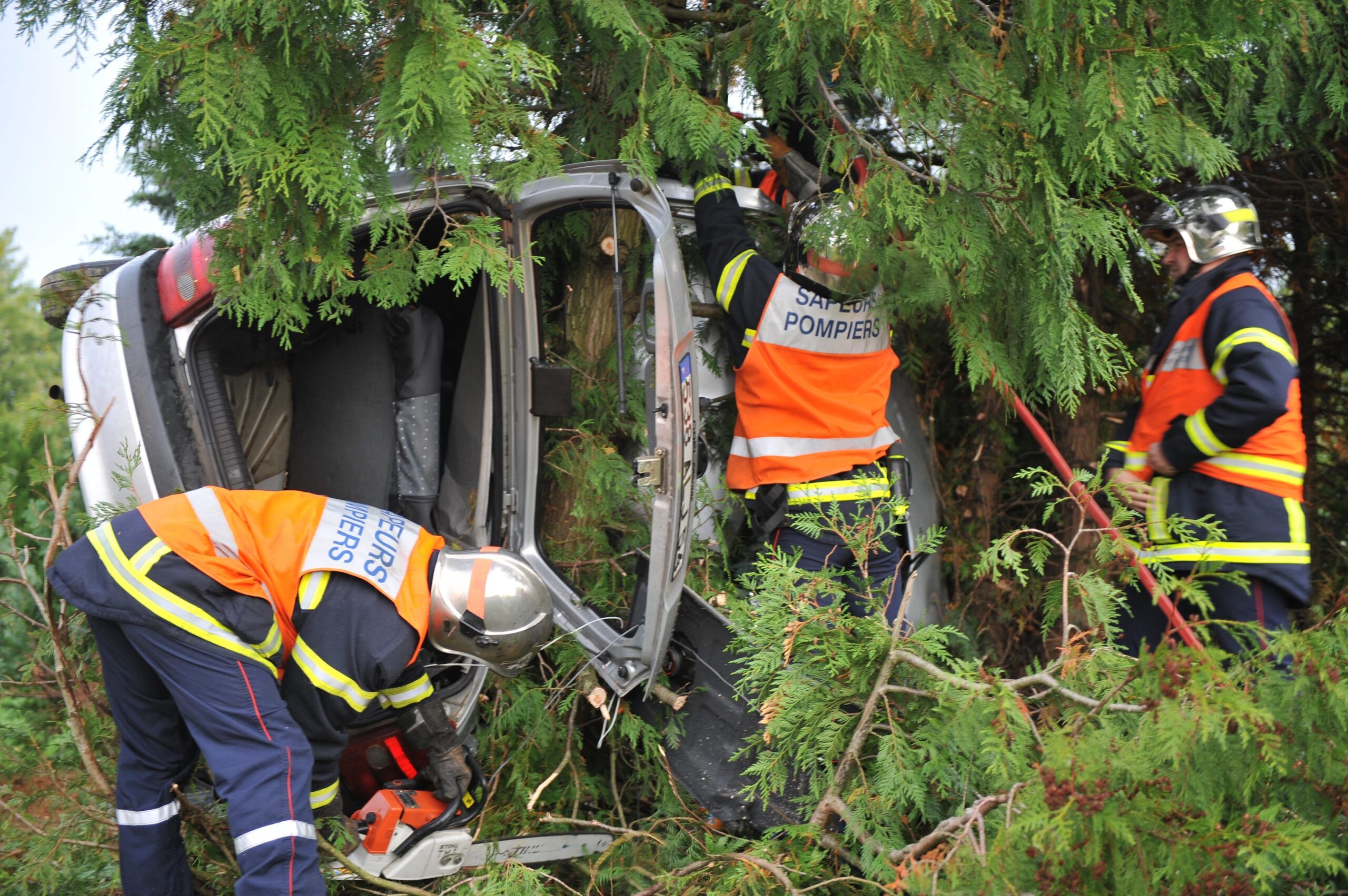 Un drame sur l&rsquo;autoroute : un conducteur à 256 km/h percuté un platane, une vie emportée et trois blessés graves