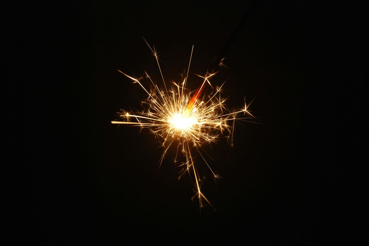 Les discothèques interdisent les bougies scintillantes : une décision controversée